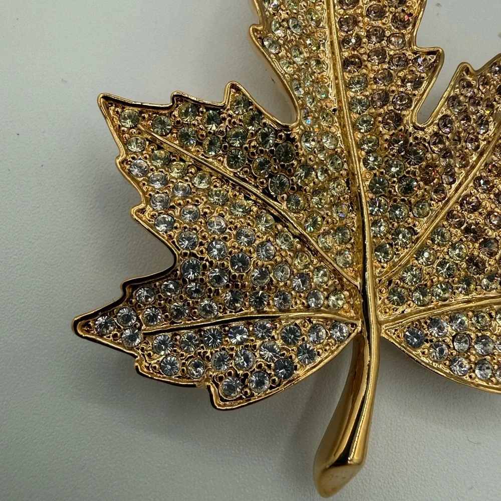 C537 Kenneth Jay Lane (KJL) crystal maple leaf brooch - Picture 4 of 7